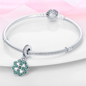 Détail d'un bracelet maille serpent avec pendentif fleur en zircon vert et fermoir argent