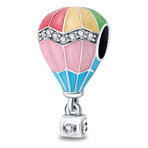 Detail eines Heißluftballon-Anhängers mit buntem Emaille und weißen Zirkonia-Steinen