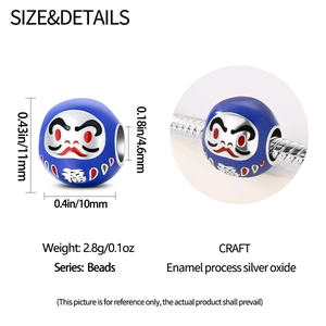 Dettaglio del charm Daruma in argento con carattere Fu e finitura in smalto