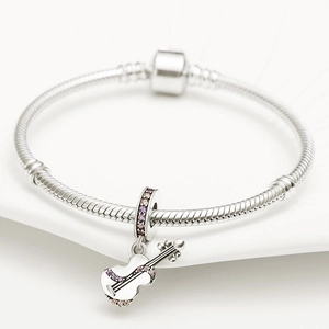 Makroaufnahme von Silber-Schlangenarmband mit Gitarren-Anhänger und lila Steinen