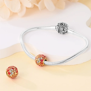 Dettaglio del bracciale a catena serpente con ciondolo in smalto rosso e cristalli lucenti
