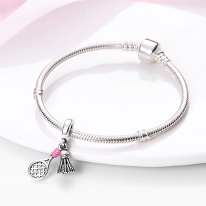 Details des silbernen Schlangenarmbands mit rosa Tennisschläger- und Federball-Anhängern