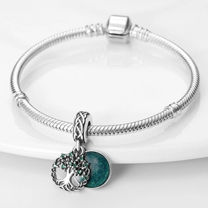 Gros plan du bracelet chaîne serpent en argent avec pendentif Arbre de Vie et cristaux