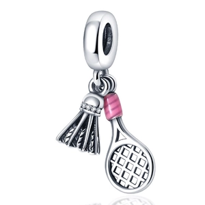 Detail eines Badminton-Schlägers-Anhänger aus Silber mit rosa Emaille und Zirkonia