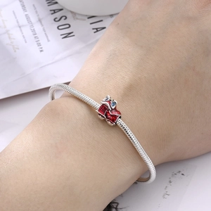 Dettaglio del bracciale a serpente con ciondolo danza del leone rosso e carattere Fu