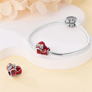 Dettaglio del ciondolo danza del leone in smalto rosso e perla simbolo Fu su bracciale argento