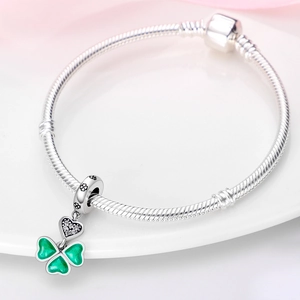 Détail du bracelet chaîne serpent avec pendentif trèfle à quatre feuilles en émail vert
