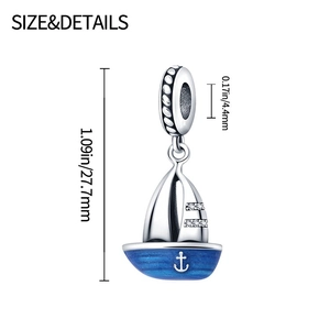 Makro-Detail des Segelboot-Anhängers mit blauem Emaille-Rumpf und Kristalleinlagen