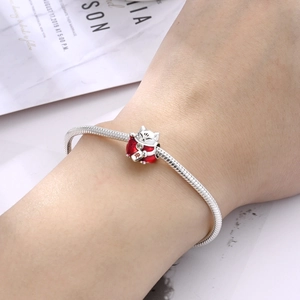 Vista dettagliata del bracciale gatto portafortuna in argento con smalto rosso e simbolo