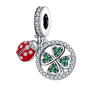 Pendentif porte-bonheur en argent avec coccinelle en émail rouge et trèfle à quatre feuilles