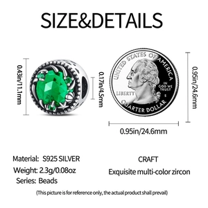 Detalle de abalorio de plata S925 con circón verde junto a moneda para escala real