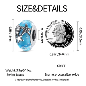 Vista macro detallada de dijes marinos con estrella de mar, cuentas azules y moneda de talla