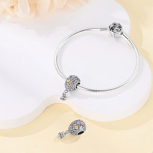 Primer plano detallado de la pulsera S925 de plata de ley con dijes de mariposa y corazón