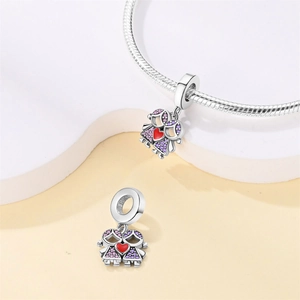 Detailansicht der silbernen Schwestern-Charms mit Zirkonia-Haar und Emaille-Herz