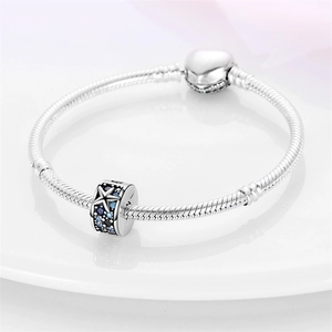 Detalle de la pulsera de cadena de serpiente con dije de estrella de mar azul y cierre