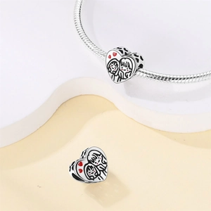 Abalorio de corazón plateado con niñas y corazón rojo para pulseras de cadena de serpiente