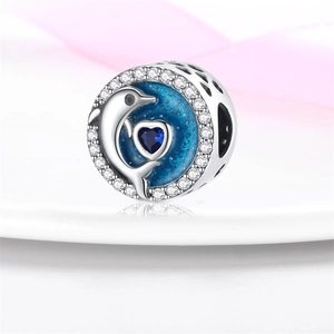 Detalle del abalorio de delfín con gema de corazón azul y acabado de esmalte brillante
