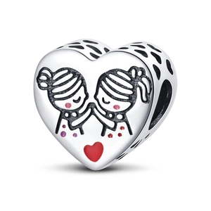 Detalle de dije de corazón plateado con niñas y corazón esmaltado rojo para pulseras