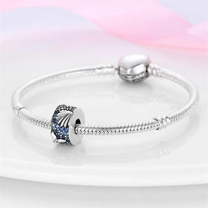 Pulsera de cadena de serpiente plateada con dije cilíndrico de circón azul y conchas