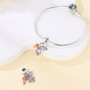 Detalle de pulsera de cadena de serpiente con colgante de corazón Soul Sister y flor rosa