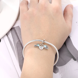 Detalle de pulsera de cadena de serpiente plateada con colgante de corazón Best Sisters