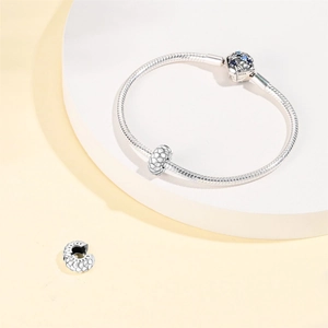 Dettaglio bracciale in argento S925 con ciondolo blu e clip con trama a scaglie di drago