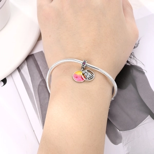 Primer plano de pulsera de cadena de serpiente de plata con colgante de hermana esmaltada