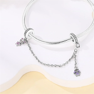 Detalle de pulsera de cadena de serpiente con cuentas de corazón y cadena de seguridad