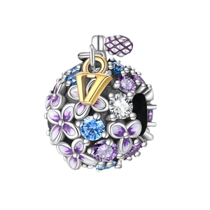 Blumenkugel-Charm mit lila Emaille-Blumen, Kristallen und goldenem V-Buchstabenanhänger