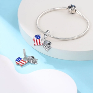 Detailaufnahme des US-Flaggen-Anhängers und Adler-Charms an einer Schlangenkette