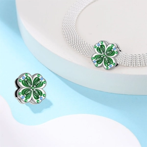 Charm quadrifoglio in argento con smalto verde e cristalli su bracciale a maglia
