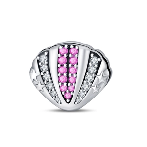 Makroaufnahme von Silber-Muschelanhänger mit rosa Zirkoniasteinen und Sterndetails