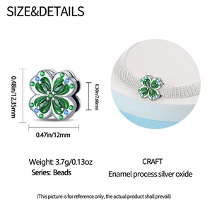 Dettaglio dello charm quadrifoglio in argento con misure e applicazione su bracciale