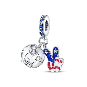 Detailansicht des 4. Juli Charms mit US-Flagge Friedenszeichen und Emaille auf Silber