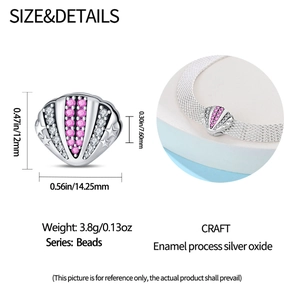 Makroansicht des muschelförmigen Silberanhängers mit rosa Zirkonia und Maßangaben