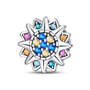 Dettaglio macro del ciondolo a sole in argento 925 con zirconi colorati incastonati