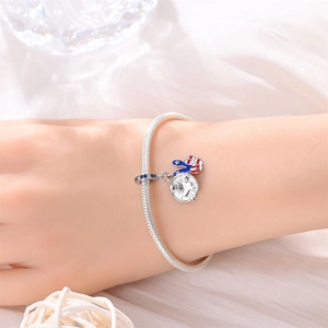 Detail eines Silberarmbands mit Puerto Rico Anhänger und Friedenszeichen Emaille Charm