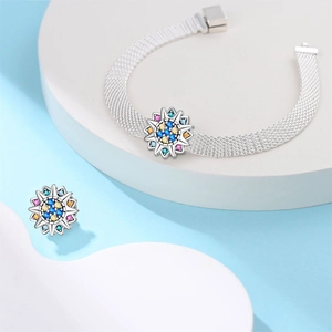 Dettaglio del bracciale mesh argento con pendente a sole e pietre preziose miste