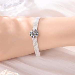 Dettaglio del bracciale a maglia con ciondolo a sole e zirconi multicolori