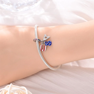 Detail von USA-Emaille-Anhängern an einem Silberarmband mit patriotischem Design in USA-Farben