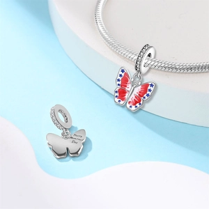 Detailansicht Schmetterling-Charm mit US-Flaggen-Emaille und Happy Memorial Day Gravur