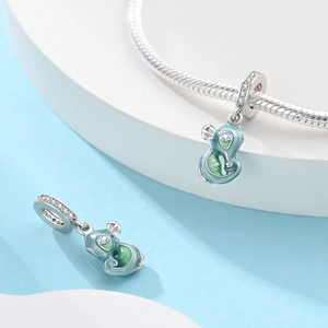 Détail du charm hippocampe en émail bleu et cristaux sur un bracelet en argent fin