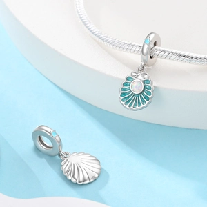 Vue détaillée du charme coquillage en argent avec émail bleu et incrustation scintillante