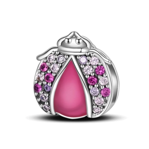 Detailaufnahme eines Marienkäfer-Charms mit bunten Zirkonsteinen und roter Emaille-Einlage