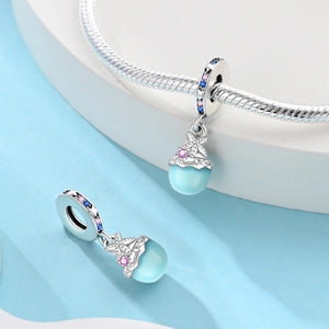 Vue détaillée du charme tortue de mer en argent avec pierre bleue et zircons colorés
