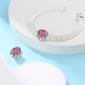 Silbernes Mesh-Armband mit Marienkäfer-Anhängern, lila Zirkon und rosa Edelsteinen im Detail
