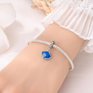 Détail d'un bracelet plaqué argent 925 avec breloque océanique en émail bleu dégradé