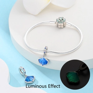 Pendentif coquillage lumineux sur bracelet chaîne serpent en argent et émail bleu