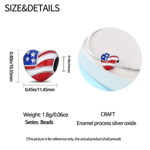 Detailansicht der US-Flaggen-Herzanhänger aus Silber mit Maßen und Produktspezifikationen