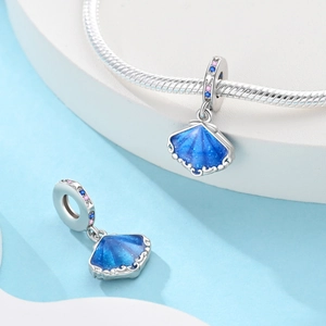 Détail macro du pendentif coquillage en argent avec émail bleu et zircons incrustés